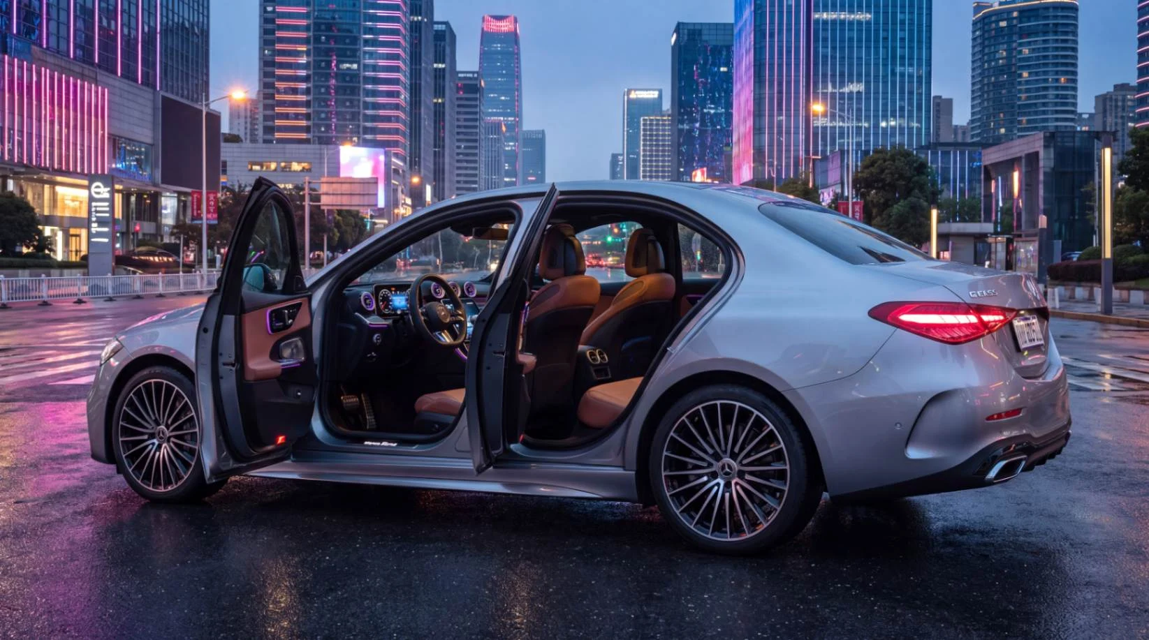 Новый электрический Mercedes-Benz C-Class с подсвеченной передней панелью и огромным 39-дюймовым MBUX HyperScreen в салоне