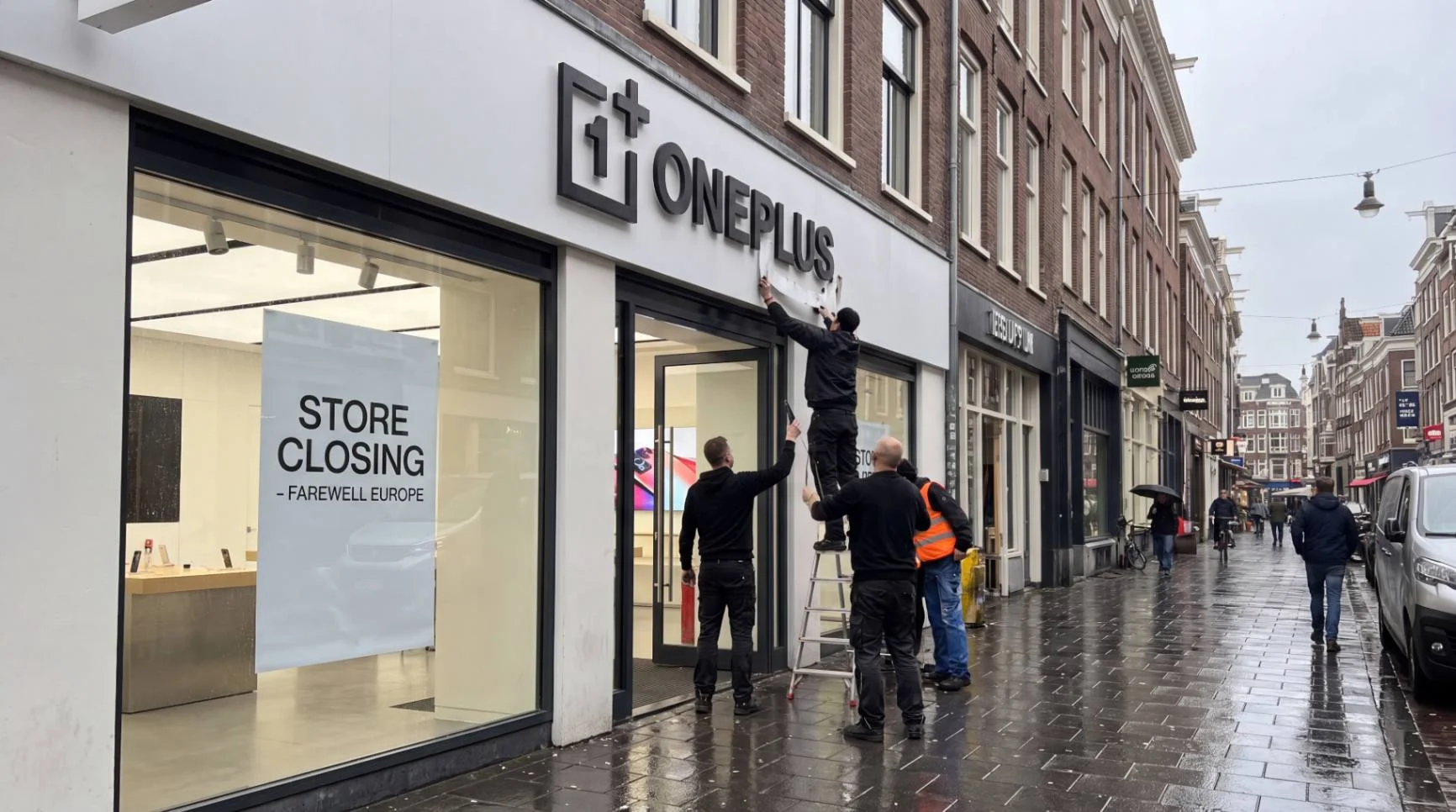 Смартфоны OnePlus на фоне пустых полок магазина в Европе
