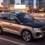 Новый Geely Monjaro Plus с двухцветным кузовом на фоне города.