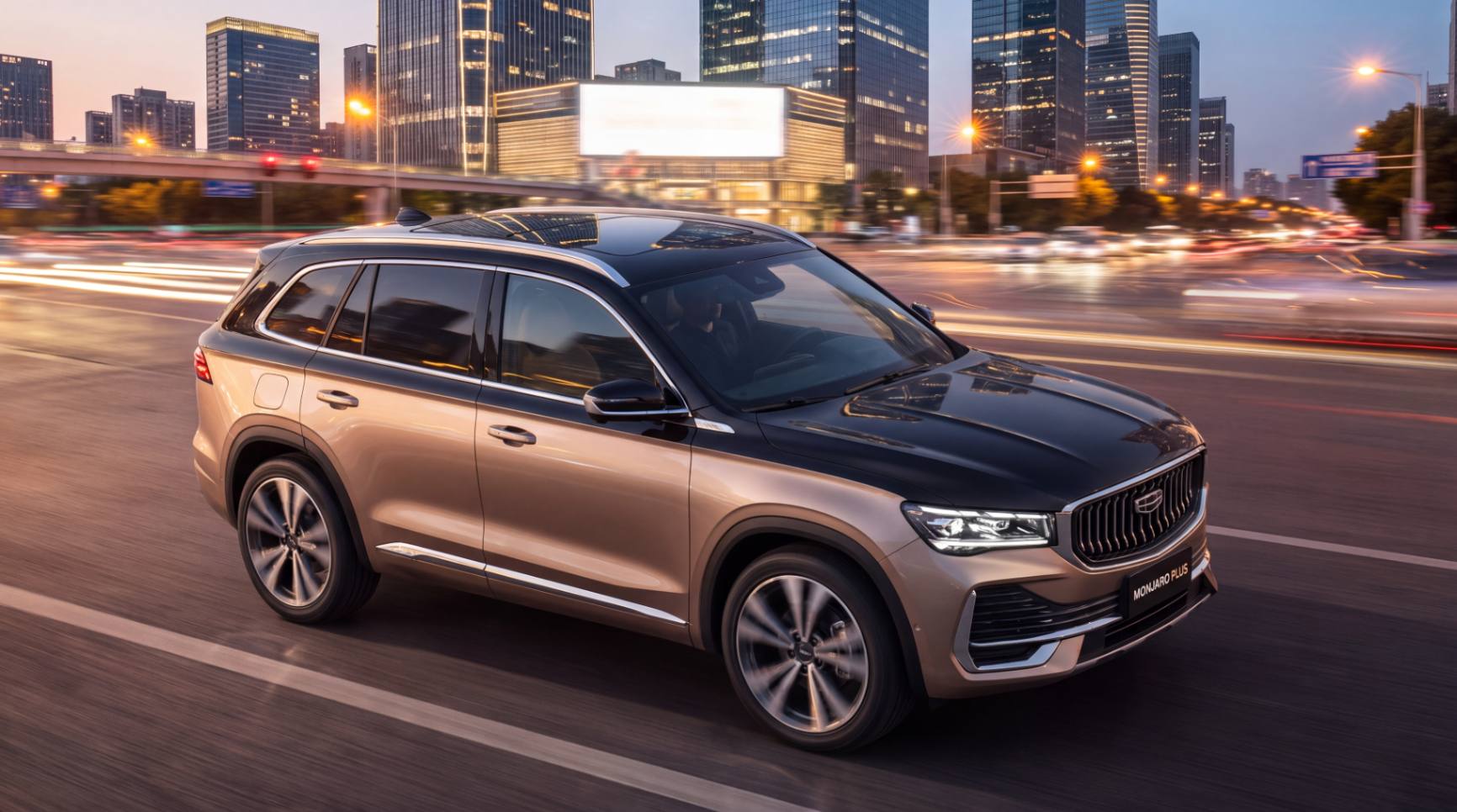 Новый Geely Monjaro Plus с двухцветным кузовом на фоне города.