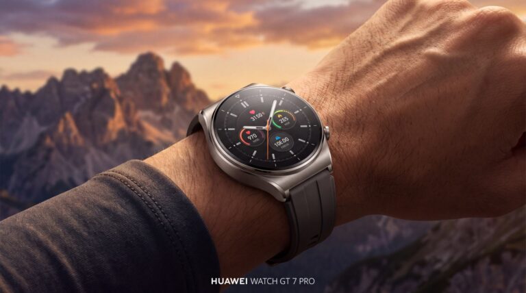 Умные часы Huawei Watch GT 7 Pro с титановым корпусом на запястье.