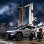 Tesla Cybertruck с астронавтами NASA на стартовой площадке SpaceX для эвакуации миссии Crew-13.