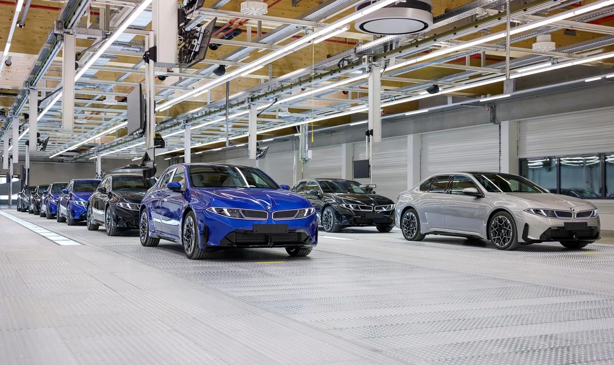 BMW уже не будет прежней: компания запустила в серийное производство новейший электроседан BMW i3 — он проезжает более 900 км на одной зарядке