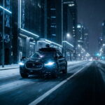 Беспилотный автомобиль с сенсорами едет по ночному снежному городу